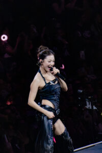 Jihyo performt auf der Bühne