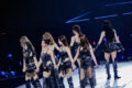 Twice stehen in schwarzen Lederoutfits auf der Bühne