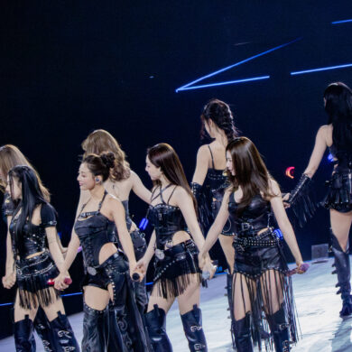 Twice stehen in schwarzen Lederoutfits auf der Bühne