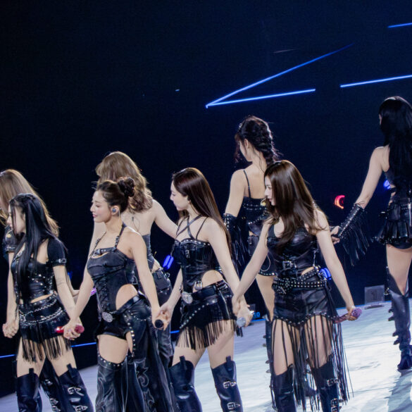 Twice stehen in schwarzen Lederoutfits auf der Bühne