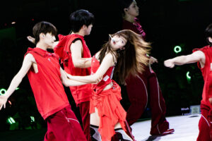 Nayeon performt ihr Solo mit Tänzern