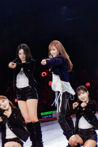 Jeongyeon performt ihr Solo mit Tänzerinnen