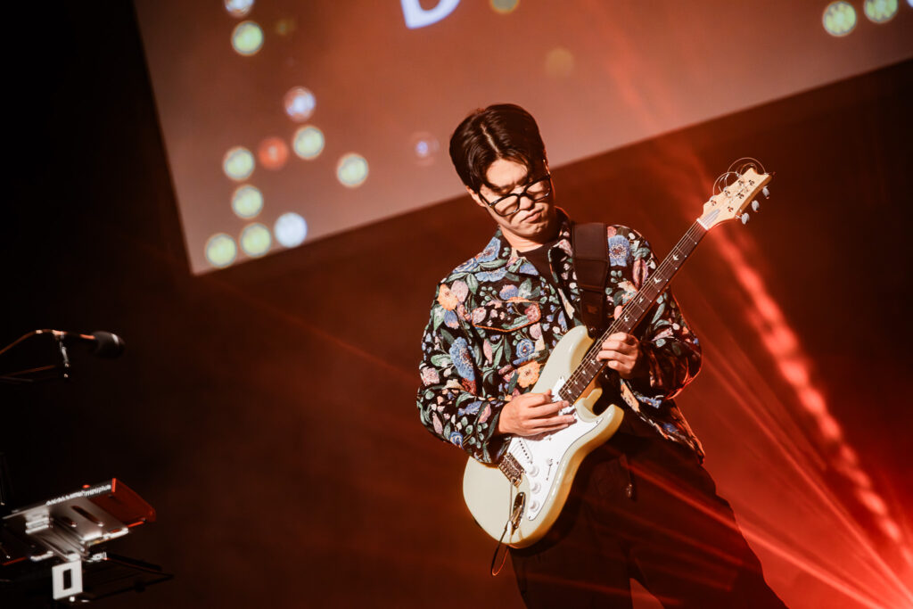 JOJE live in Berlin: Looping, Busking-Charme und ein Hauch Ed Sheeran auf der MEX